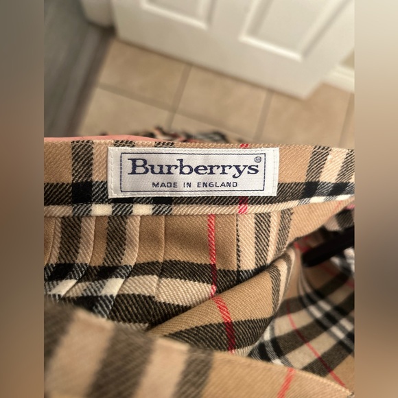 SOLD Beautiful Vintage Pleated Wool Burberrys Novacheck Buckled Skirt - Picture 2 of 13